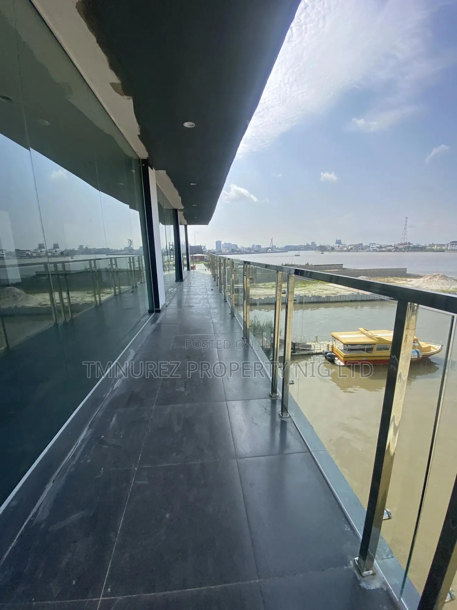 Big Showroom For Rent At Lekki Phase1 in Lekki Phase 1