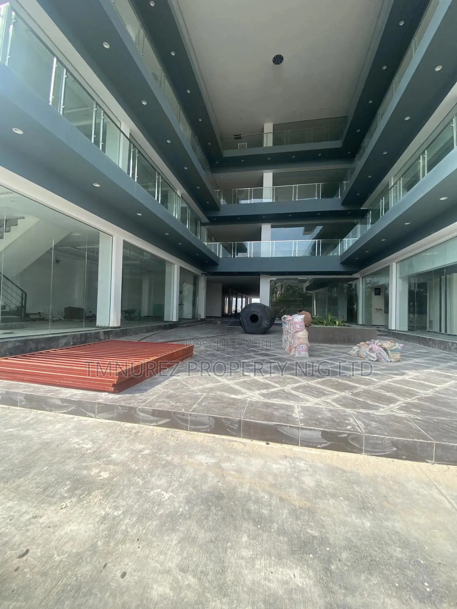 Big Showroom For Rent At Lekki Phase1 in Lekki Phase 1