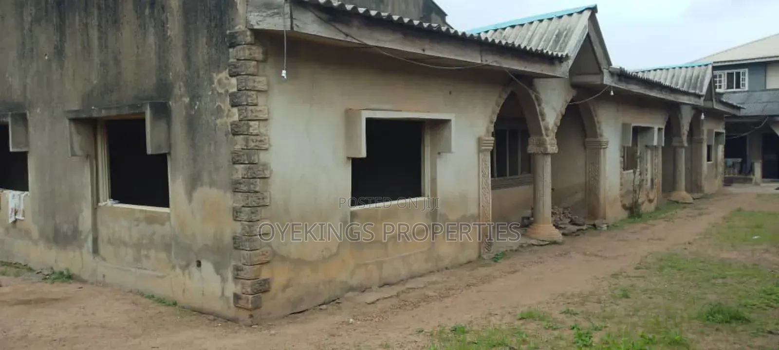 5bdrm Bungalow in New Airport Road, Akala Express for sale in Akala Express