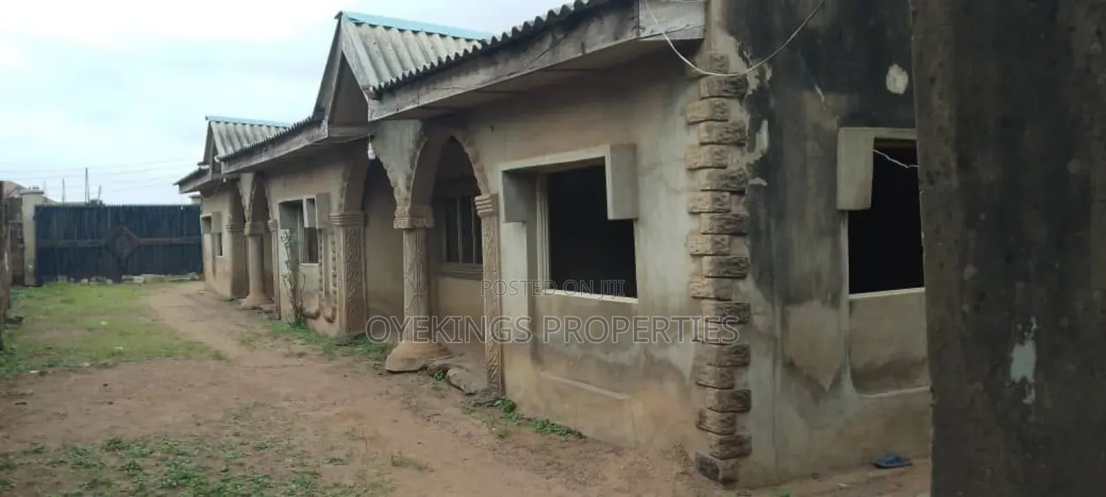 5bdrm Bungalow in New Airport Road, Akala Express for sale in Akala Express