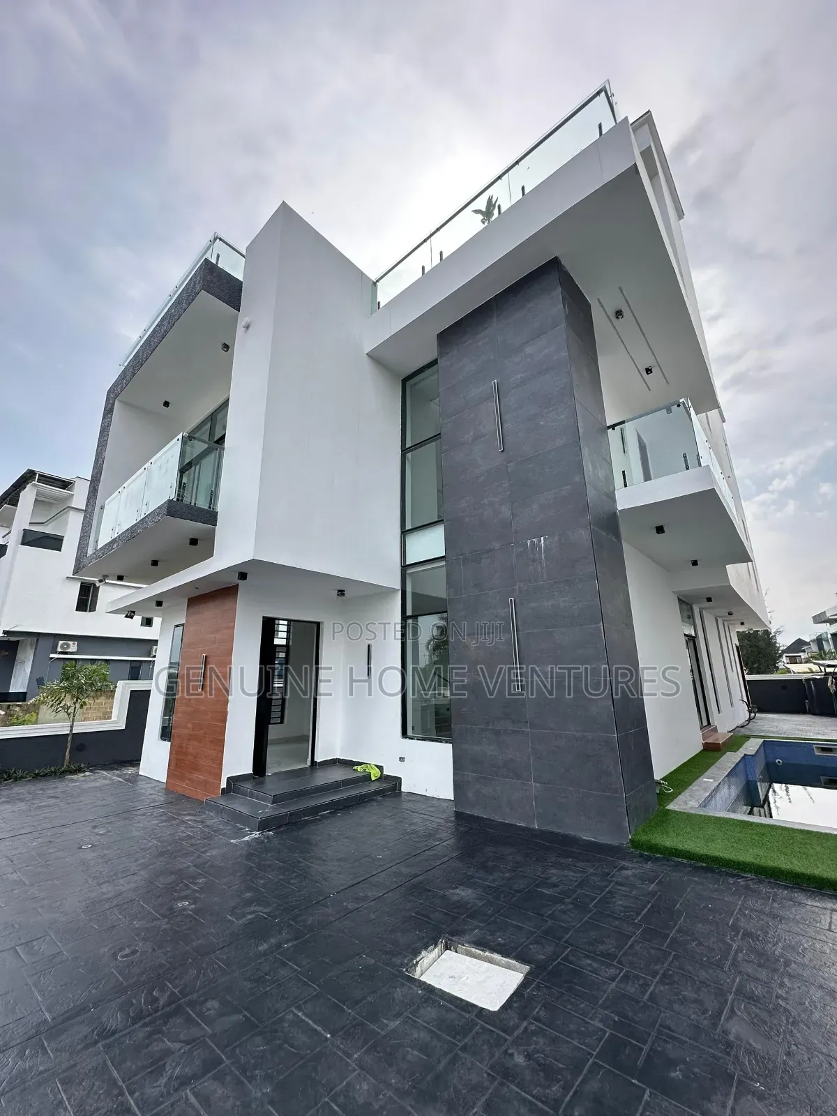 5bdrm Duplex in Ikota Estate for sale in Ikota