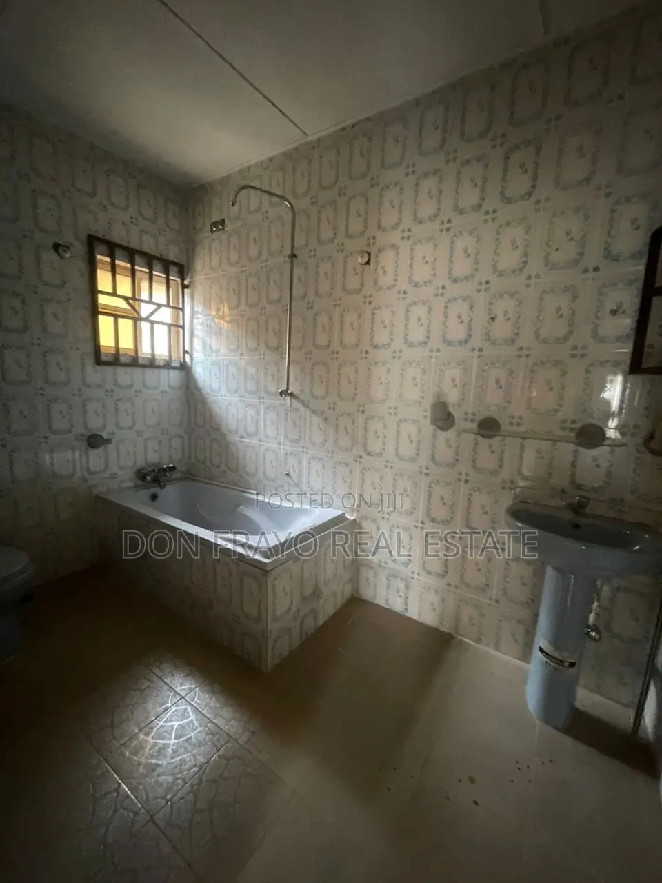 6bdrm Bungalow in Elewuro Estate, Akobo for sale in Akobo
