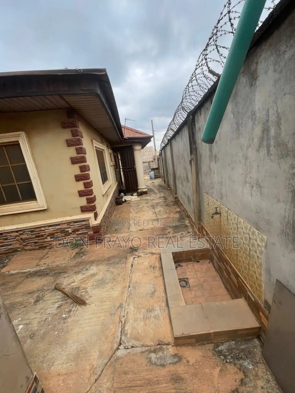 6bdrm Bungalow in Elewuro Estate, Akobo for sale in Akobo