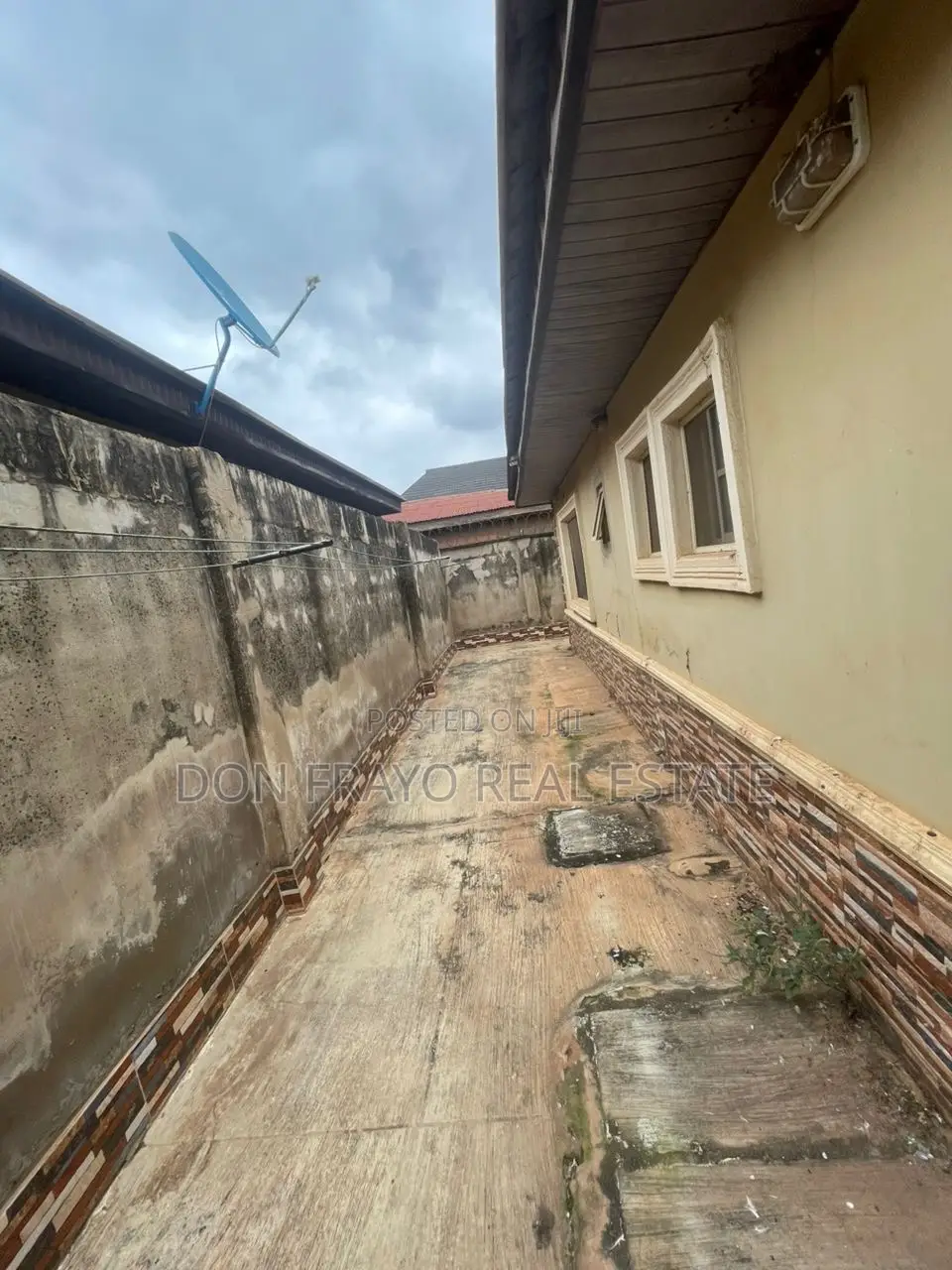 6bdrm Bungalow in Elewuro Estate, Akobo for sale in Akobo