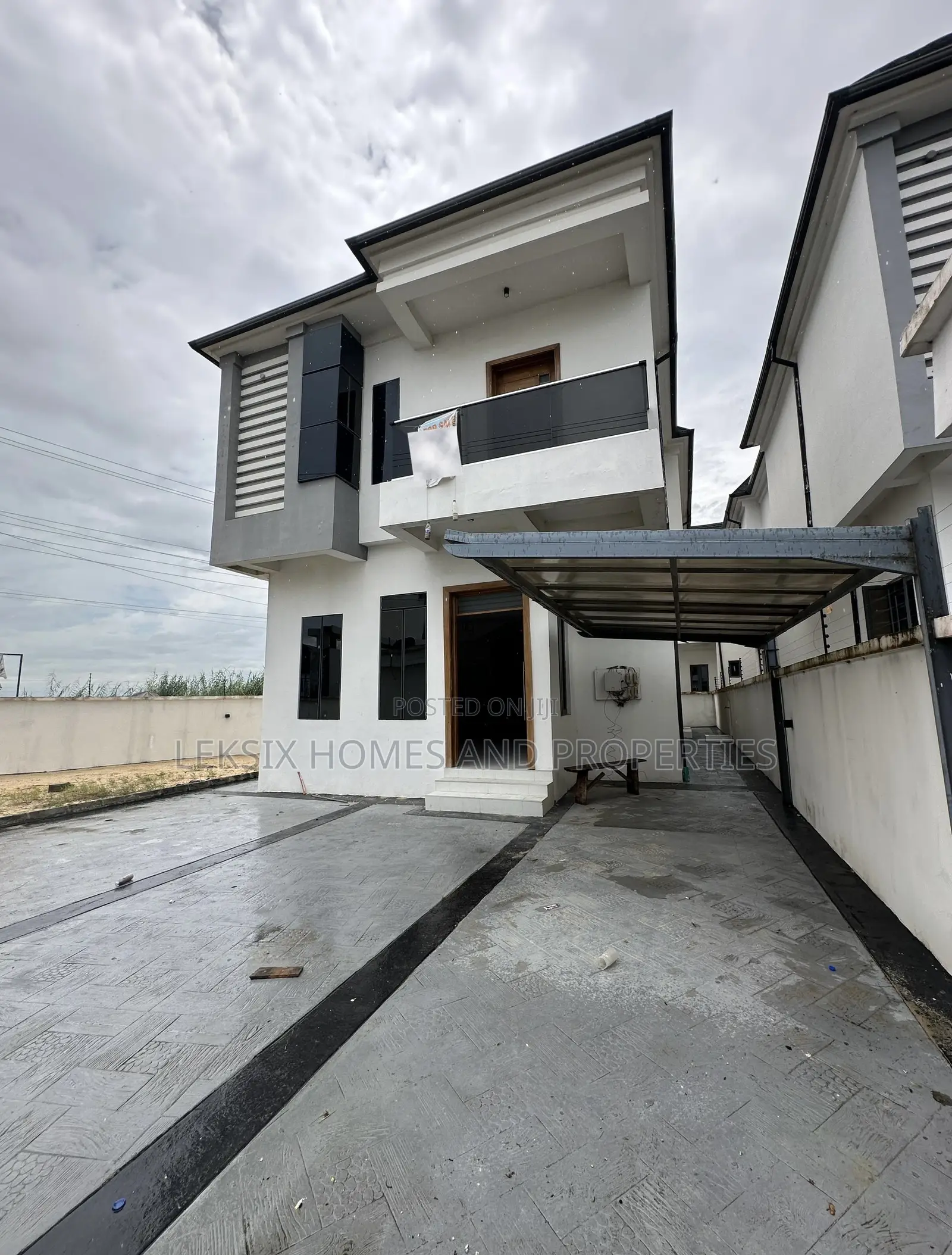 4bdrm Duplex in A Well Secured, Lekki Phase 2 for sale in Lekki Phase 2