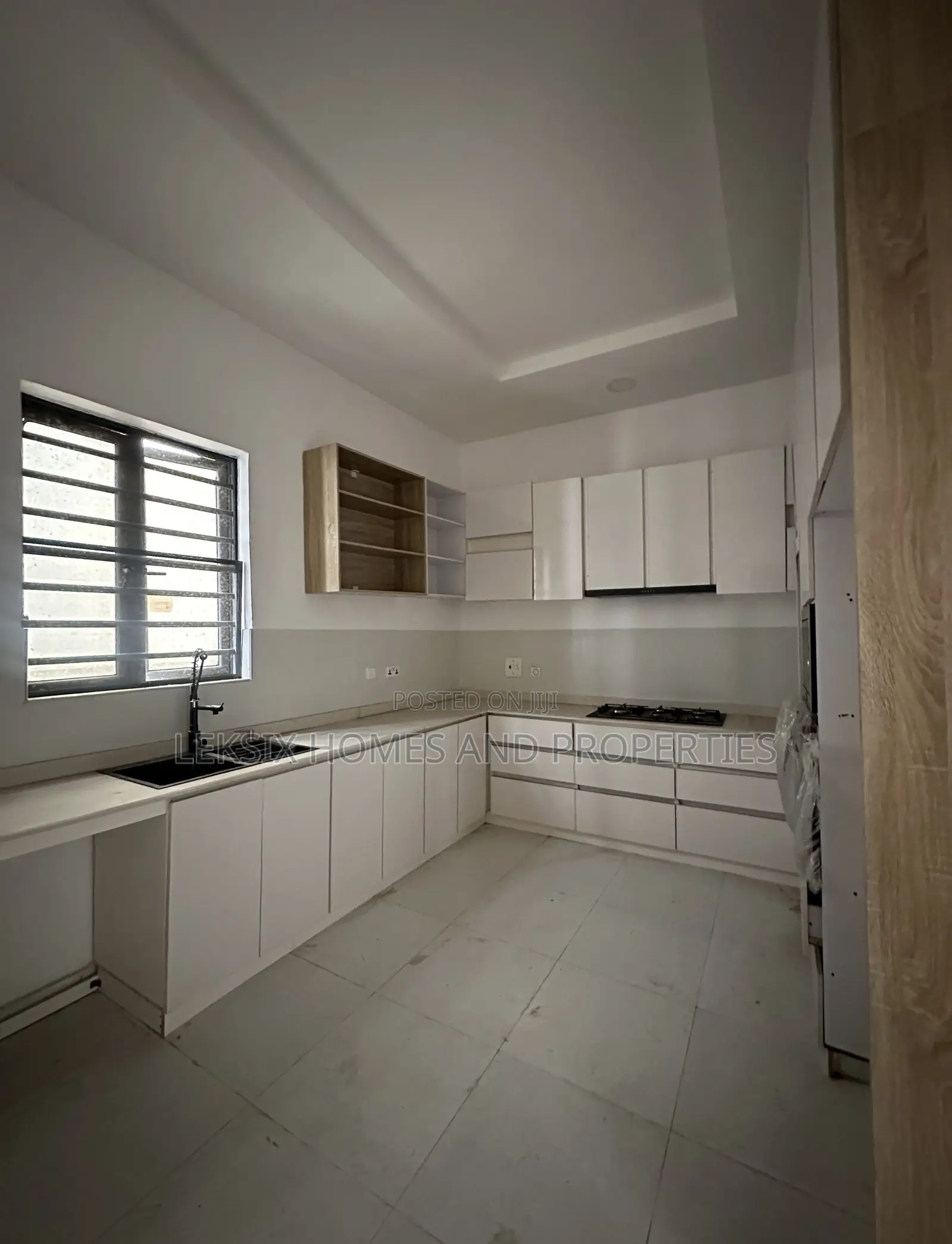 4bdrm Duplex in A Well Secured, Lekki Phase 2 for sale in Lekki Phase 2