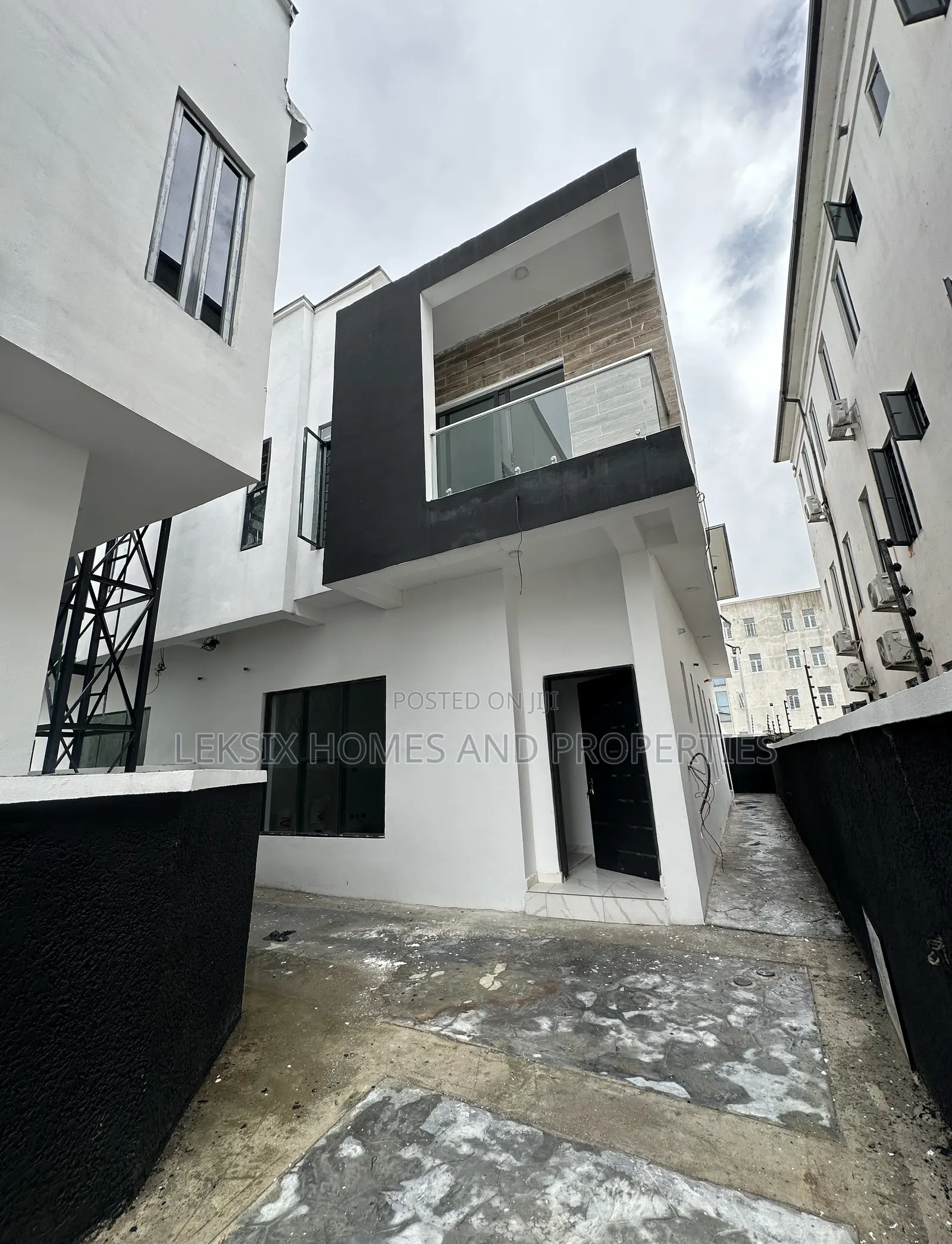 4bdrm Duplex in A Well Secured, Lekki Phase 2 for sale in Lekki Phase 2