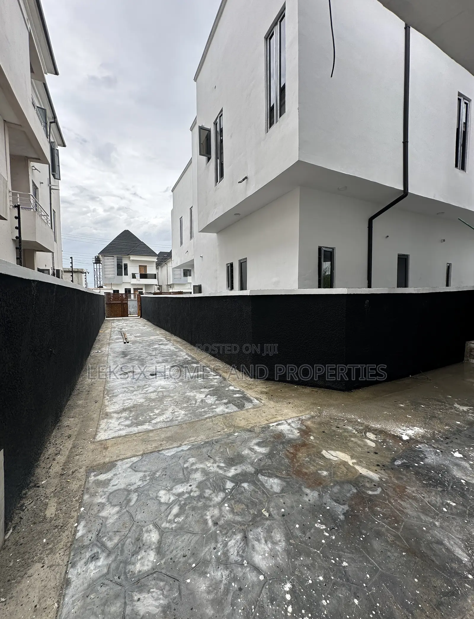 4bdrm Duplex in A Well Secured, Lekki Phase 2 for sale in Lekki Phase 2