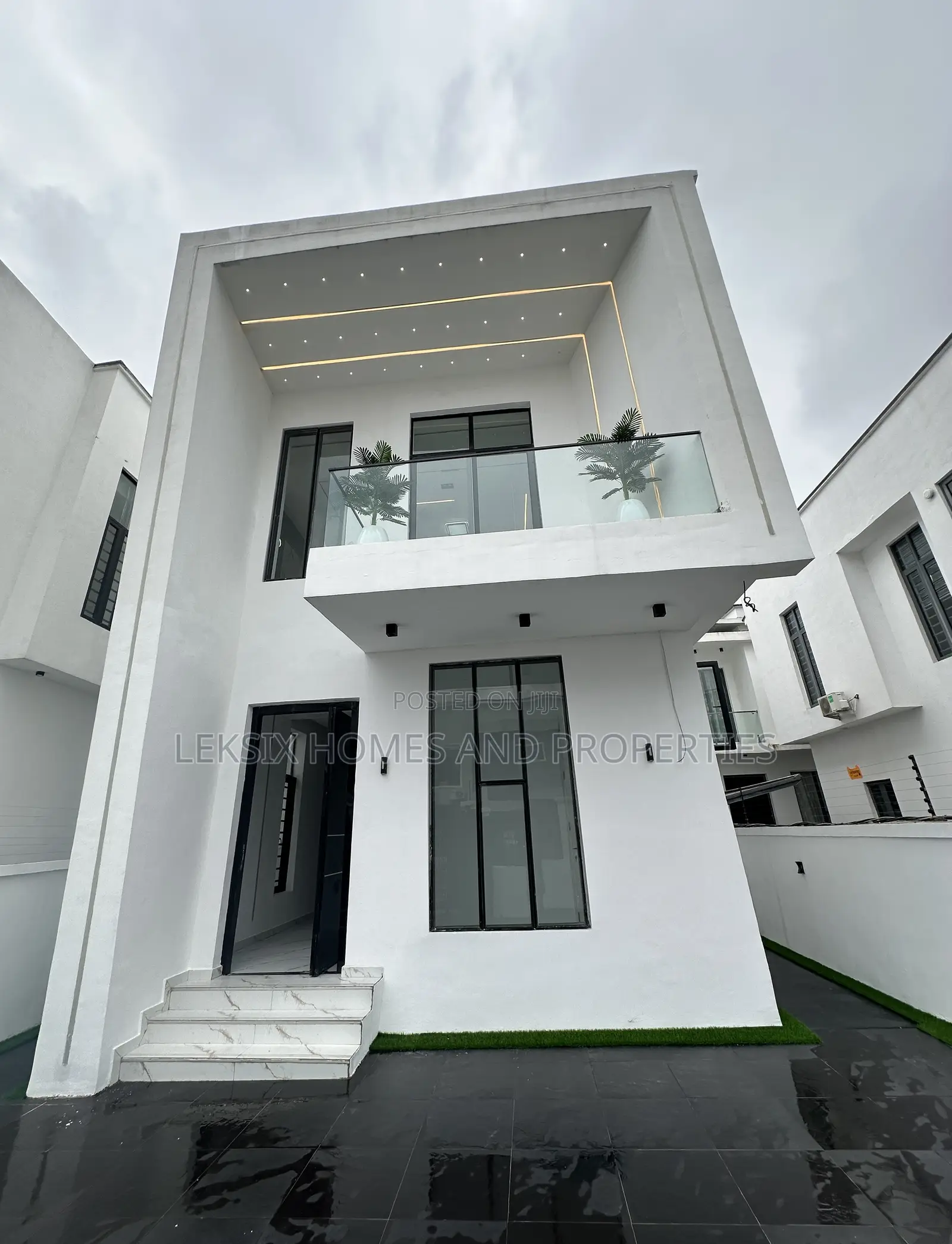 5bdrm Duplex in A Well Secured, Lekki Phase 2 for sale in Lekki Phase 2