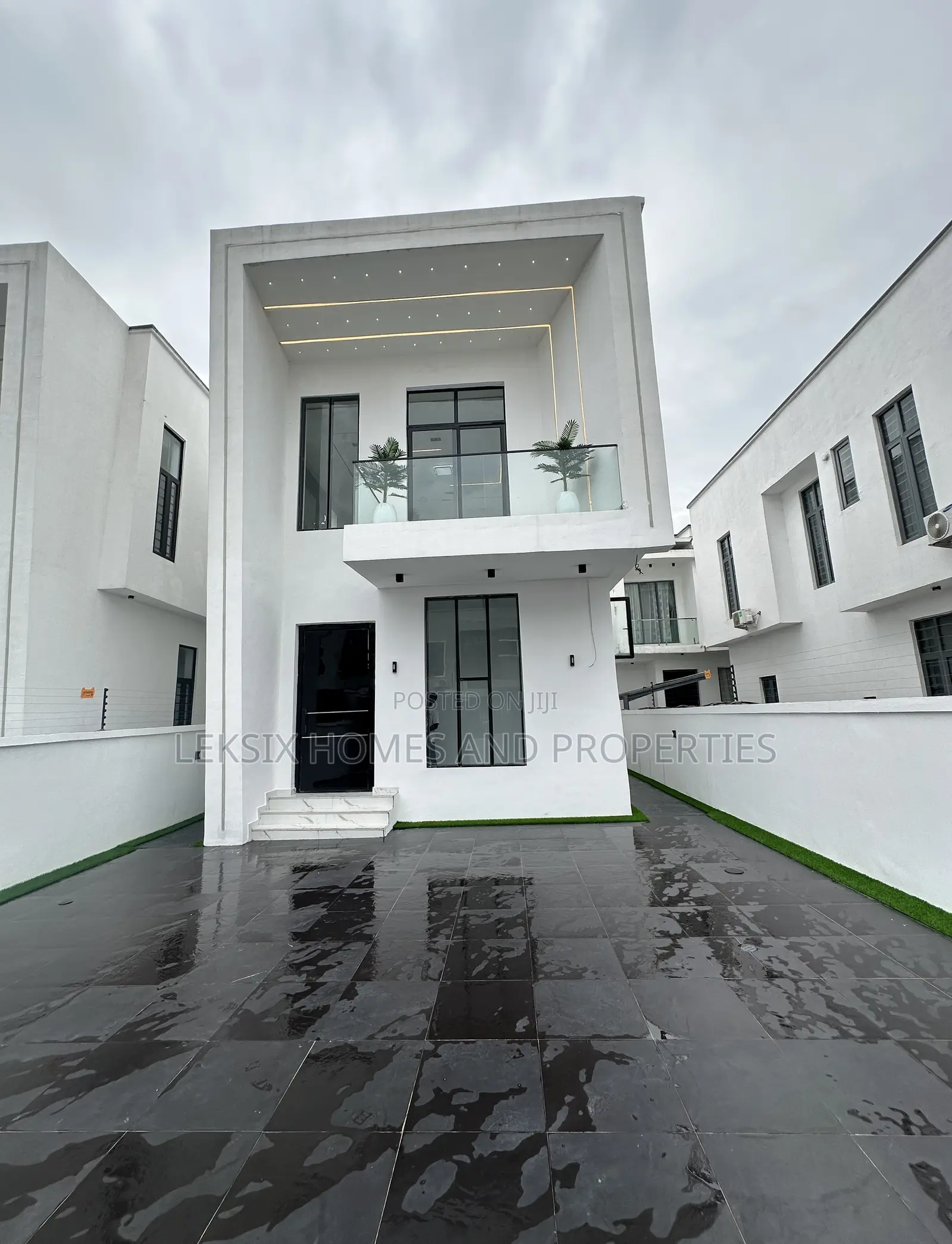 5bdrm Duplex in A Well Secured, Lekki Phase 2 for sale in Lekki Phase 2