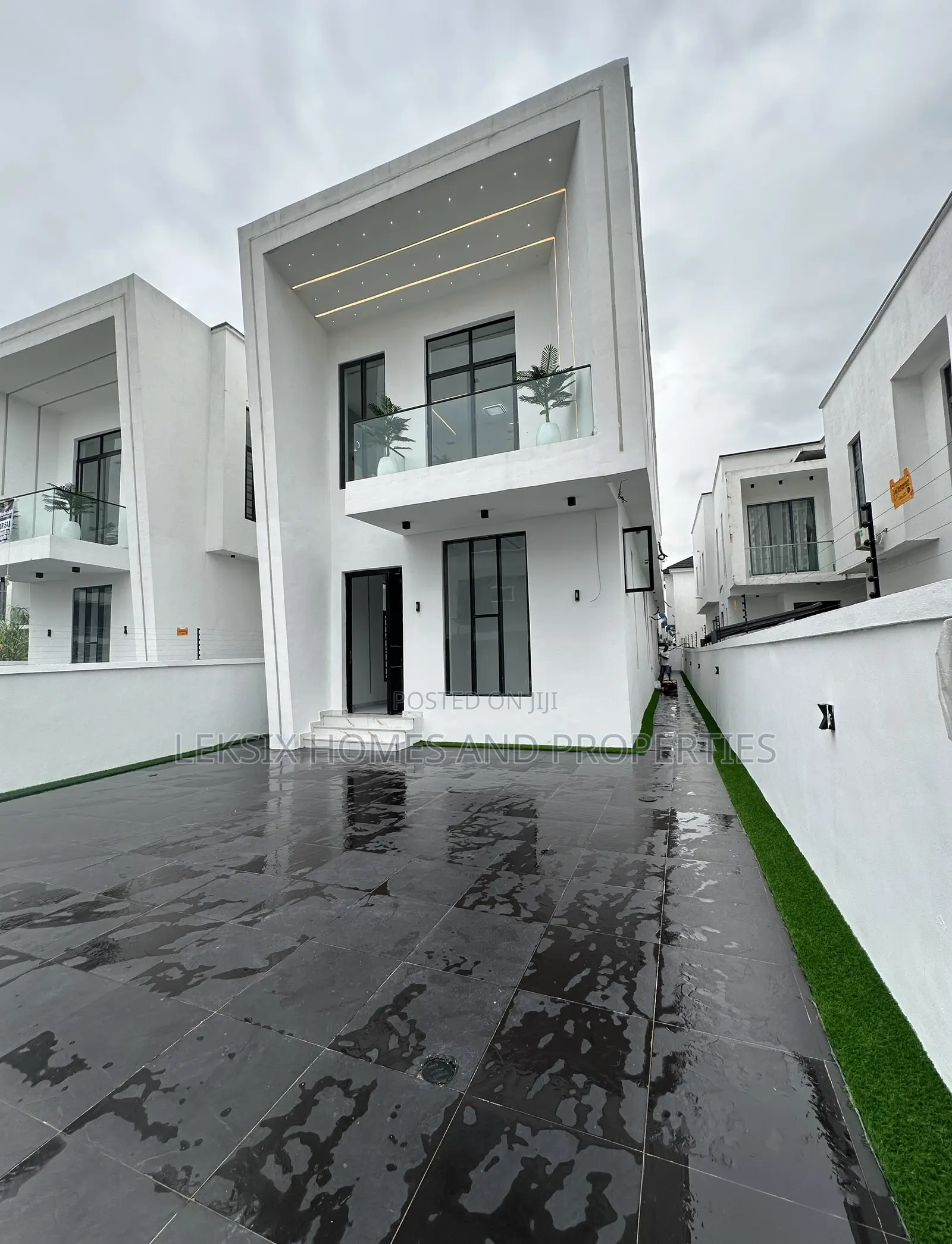 5bdrm Duplex in A Well Secured, Lekki Phase 2 for sale in Lekki Phase 2
