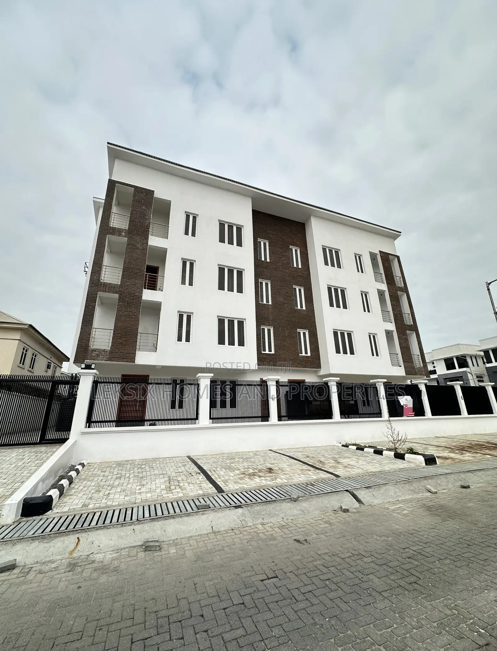 5bdrm Townhouse/Terrace in A Well Secured, Lekki Phase 1 for sale in Lekki Phase 1