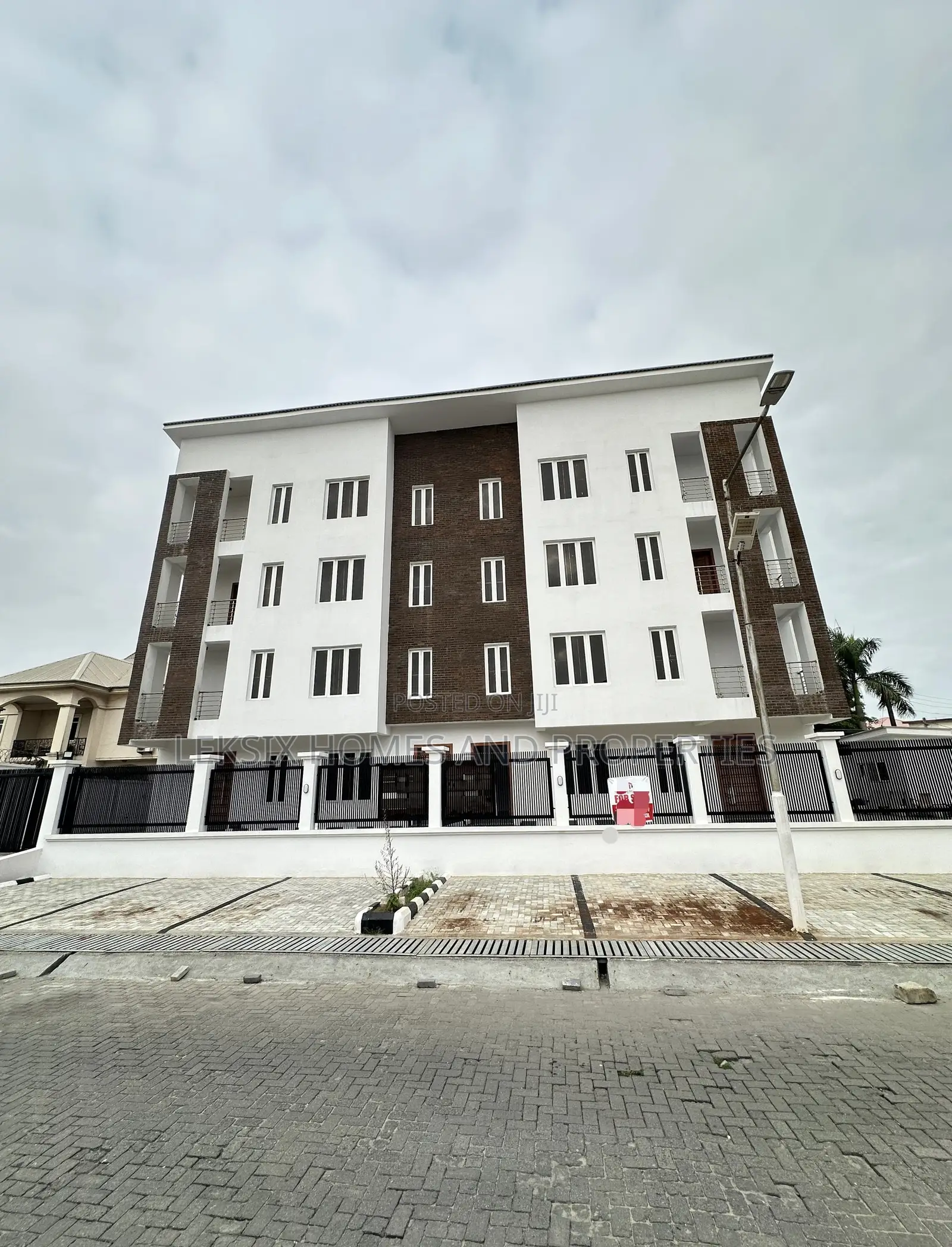 5bdrm Townhouse/Terrace in A Well Secured, Lekki Phase 1 for sale in Lekki Phase 1
