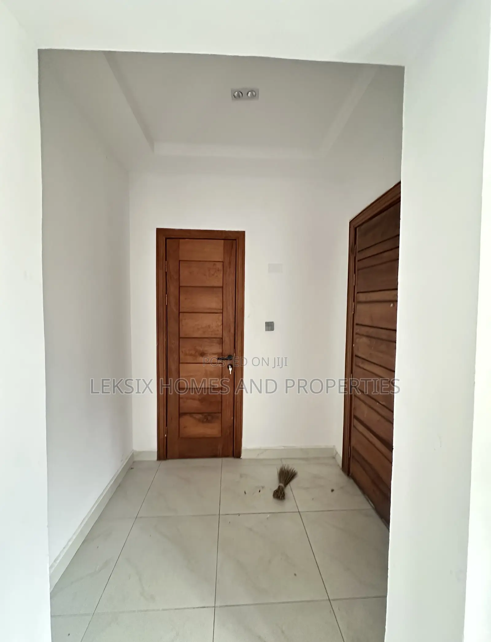 5bdrm Townhouse/Terrace in A Well Secured, Lekki Phase 1 for sale in Lekki Phase 1