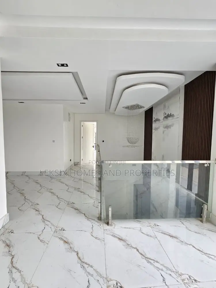 5bdrm Duplex in A Well Secured, Lekki Phase 1 for sale in Lekki Phase 1