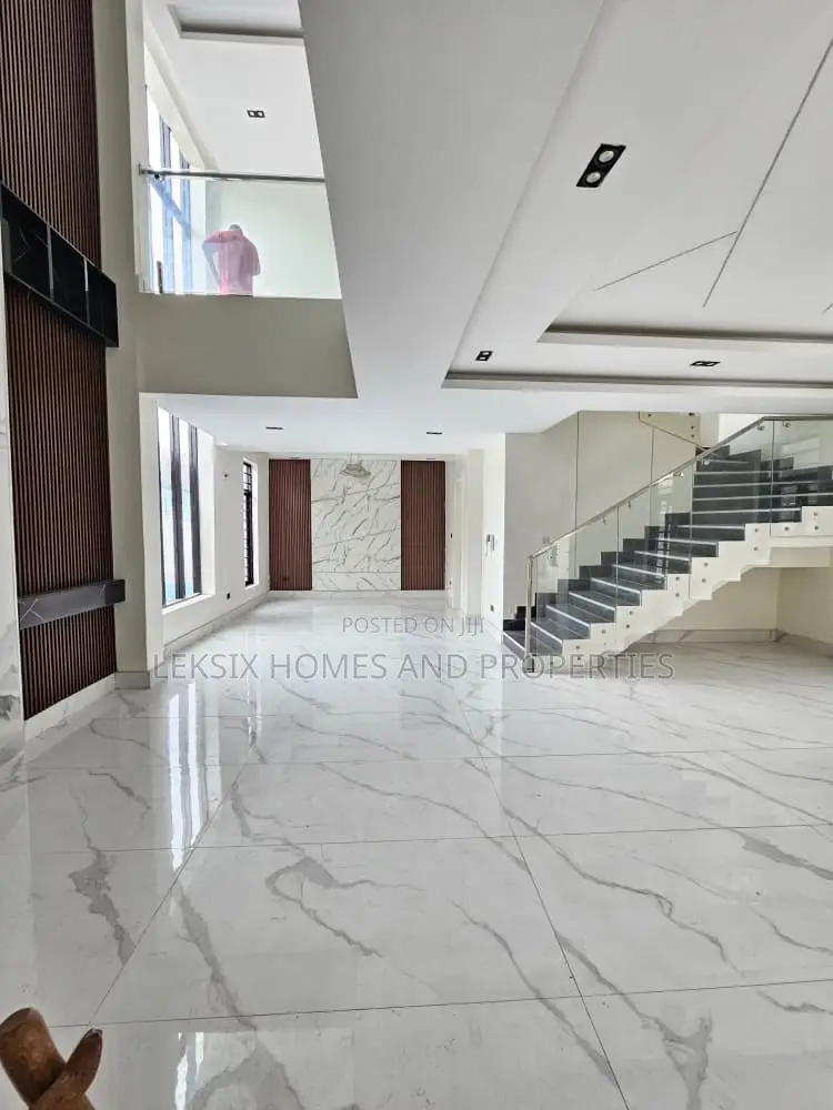 5bdrm Duplex in A Well Secured, Lekki Phase 1 for sale in Lekki Phase 1