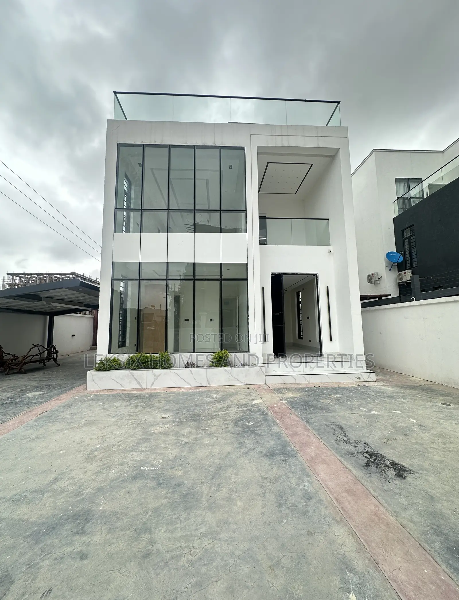 5bdrm Duplex in A Well Secured, Lekki Phase 1 for sale in Lekki Phase 1