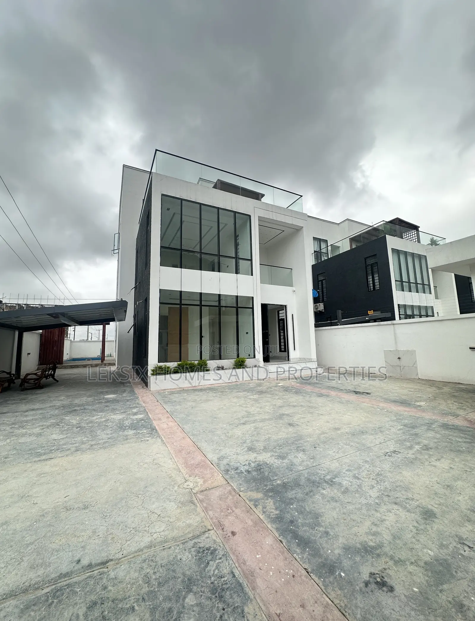 5bdrm Duplex in A Well Secured, Lekki Phase 1 for sale in Lekki Phase 1