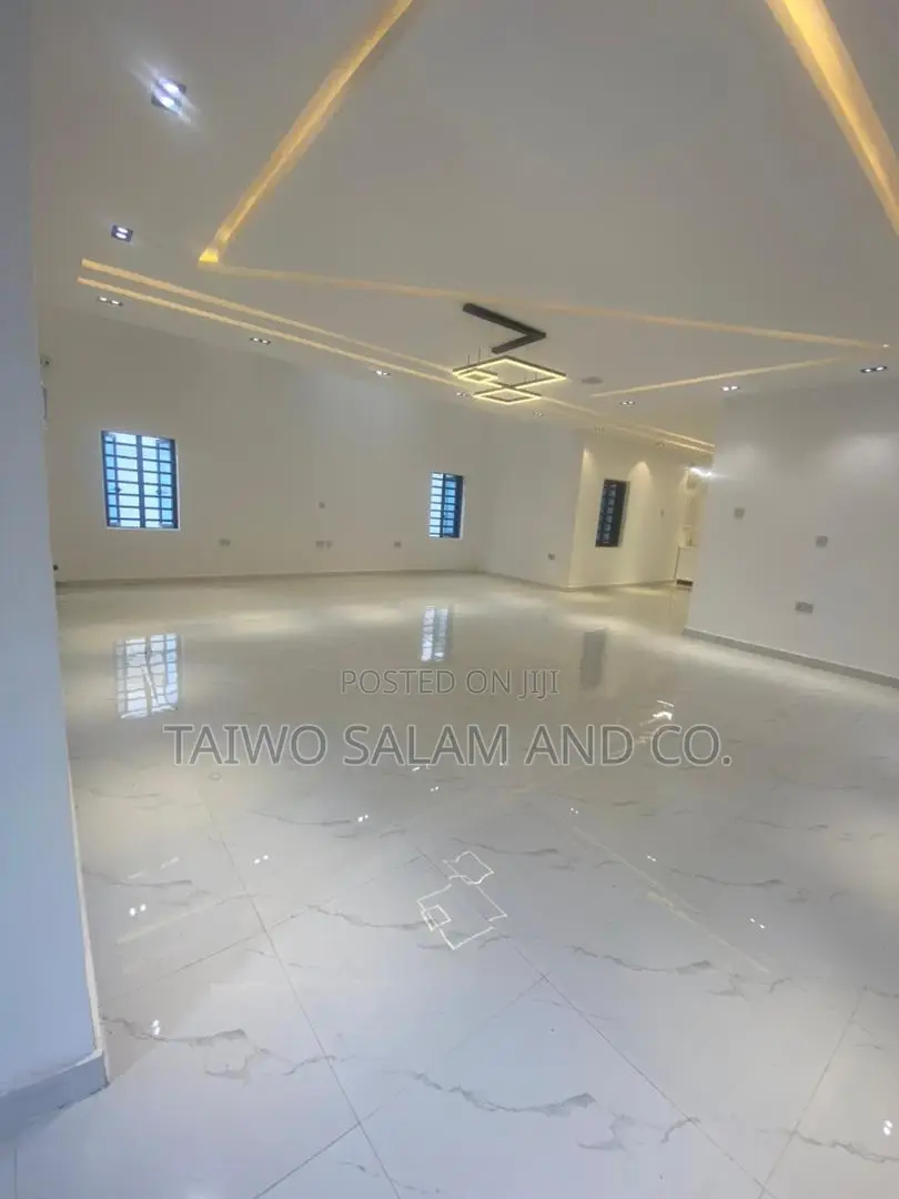 5bdrm Duplex in Oluyole Estate for sale in Oluyole Estate
