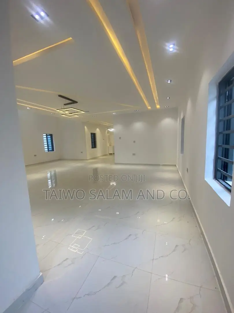 5bdrm Duplex in Oluyole Estate for sale in Oluyole Estate