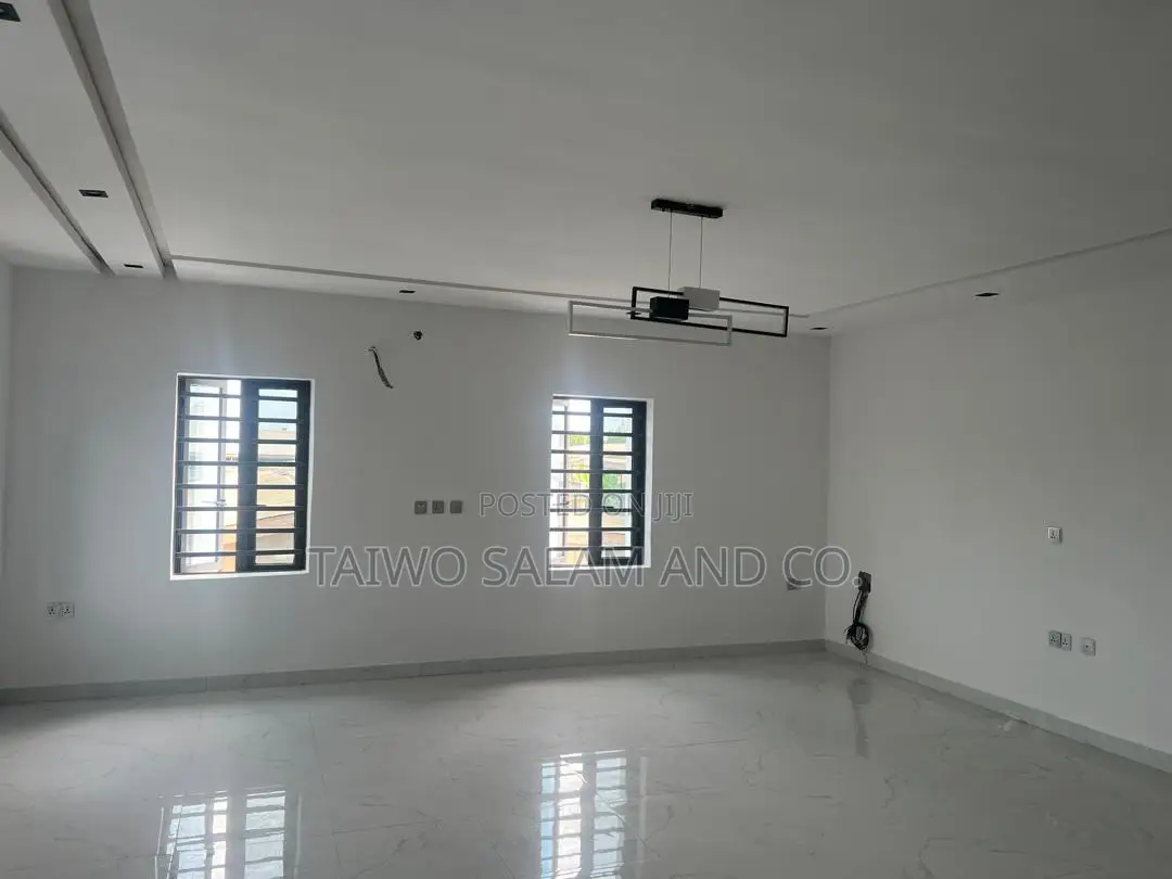 5bdrm Duplex in Oluyole Estate for sale in Oluyole Estate