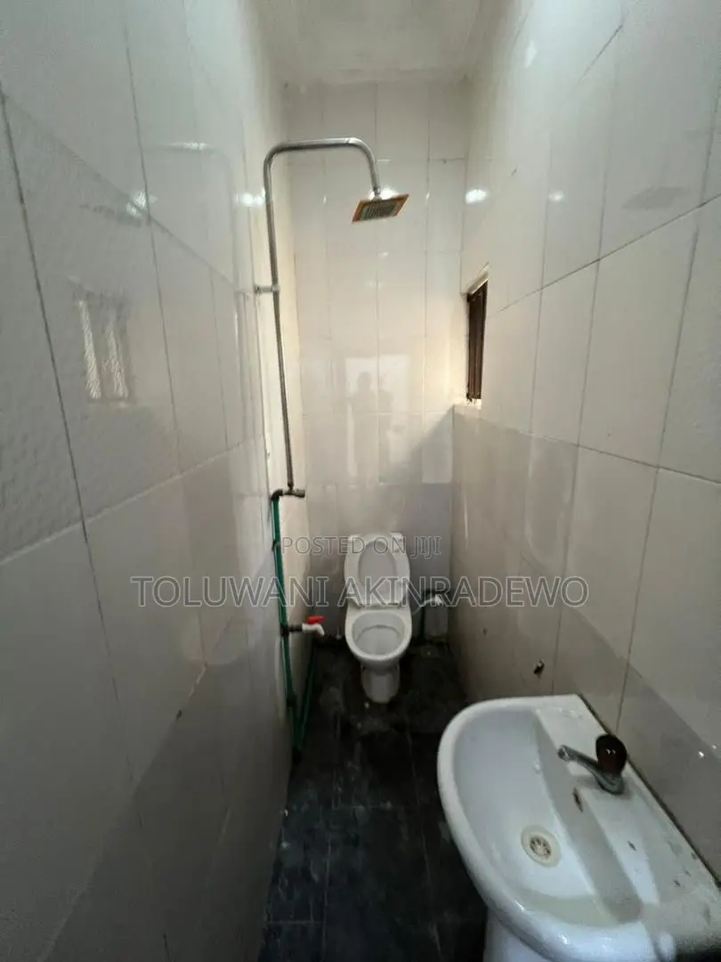 Mini Flat in Bera Estate, Chevron for rent in Chevron