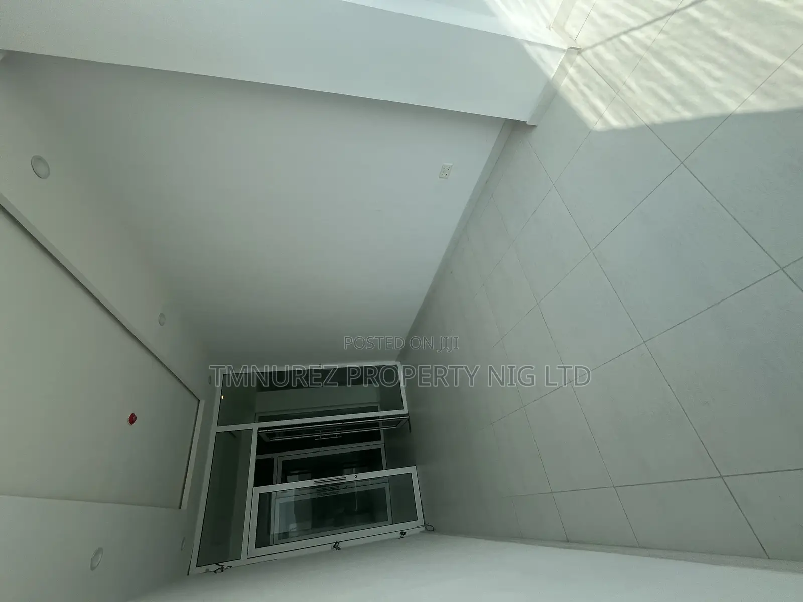 Shop Showroom Space to Let in Sangotedo
