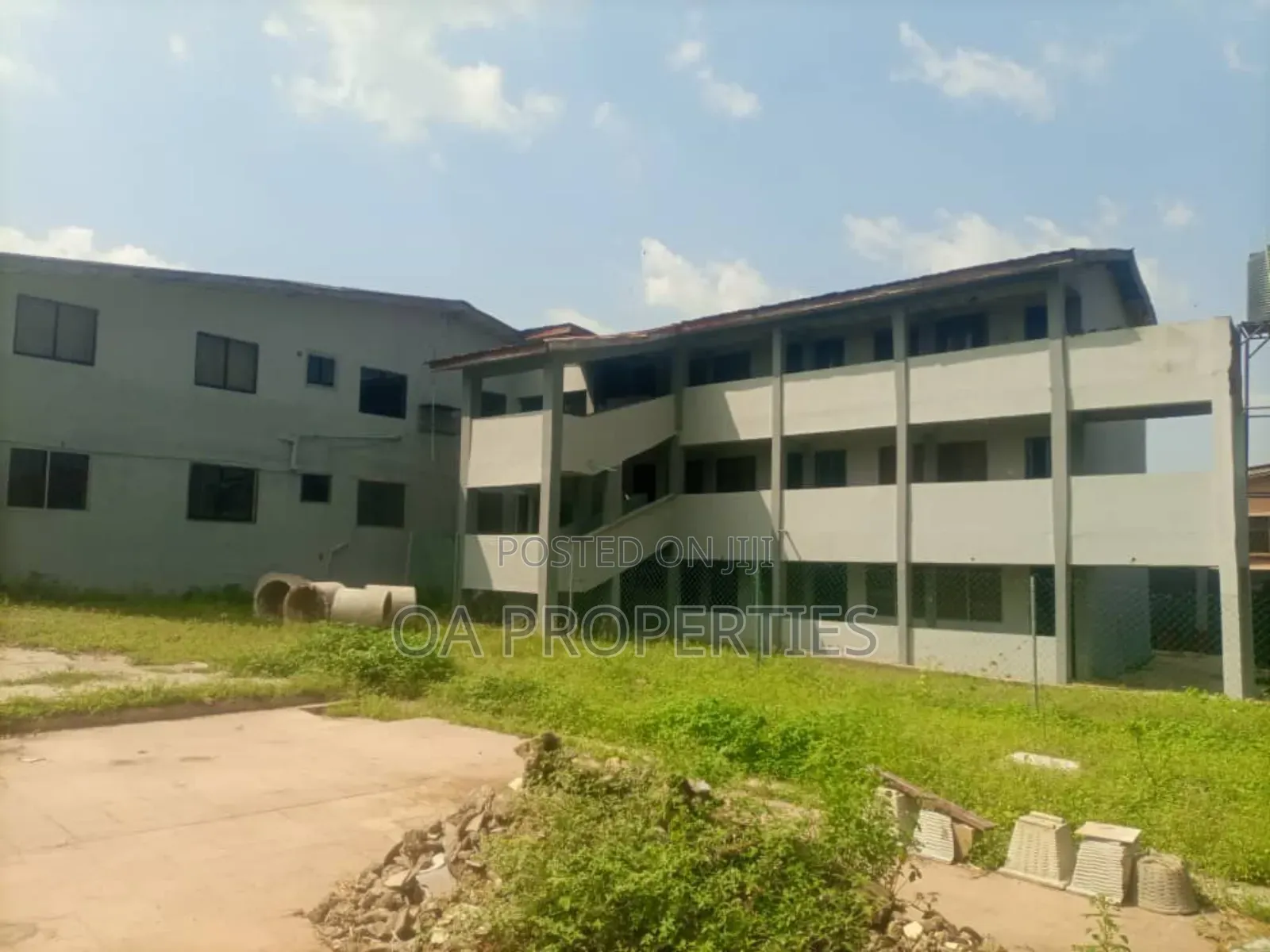 Commercial Building(Formally a School) 3 Plots, Fenced Gated 4sale in Ibadan