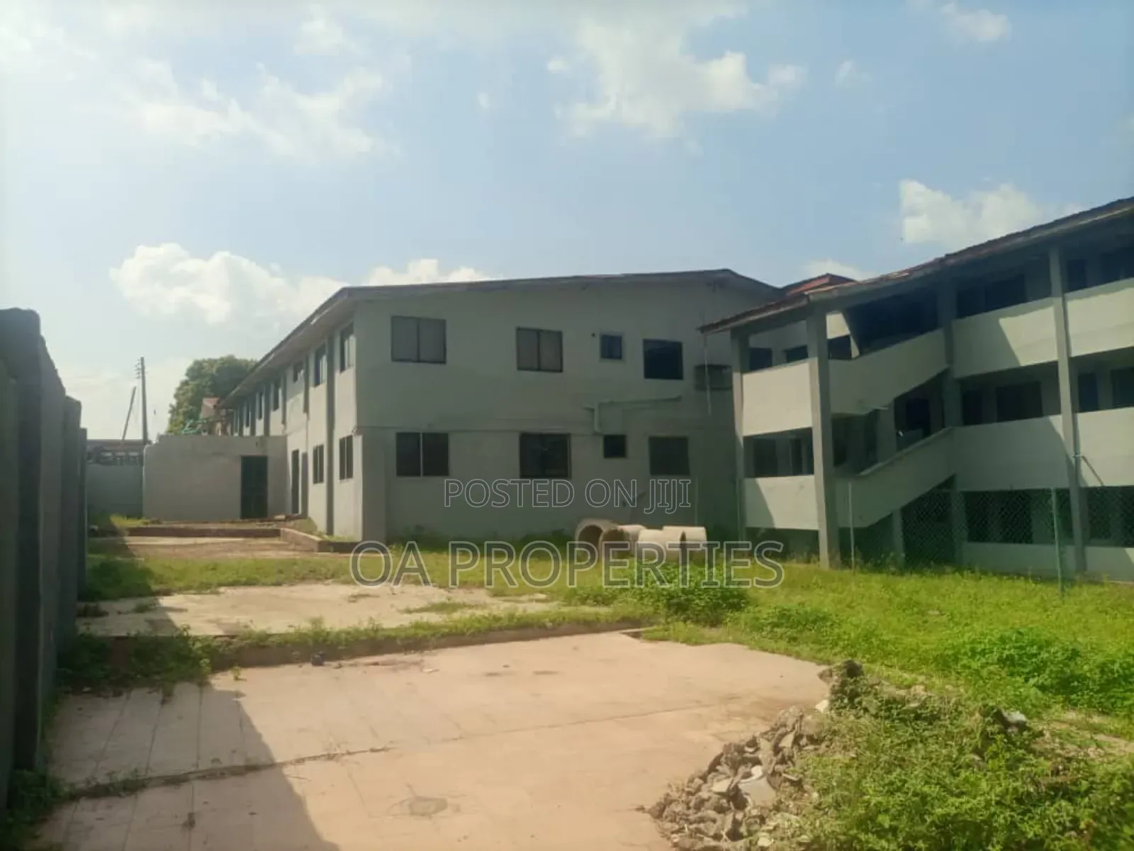 Commercial Building(Formally a School) 3 Plots, Fenced Gated 4sale in Ibadan