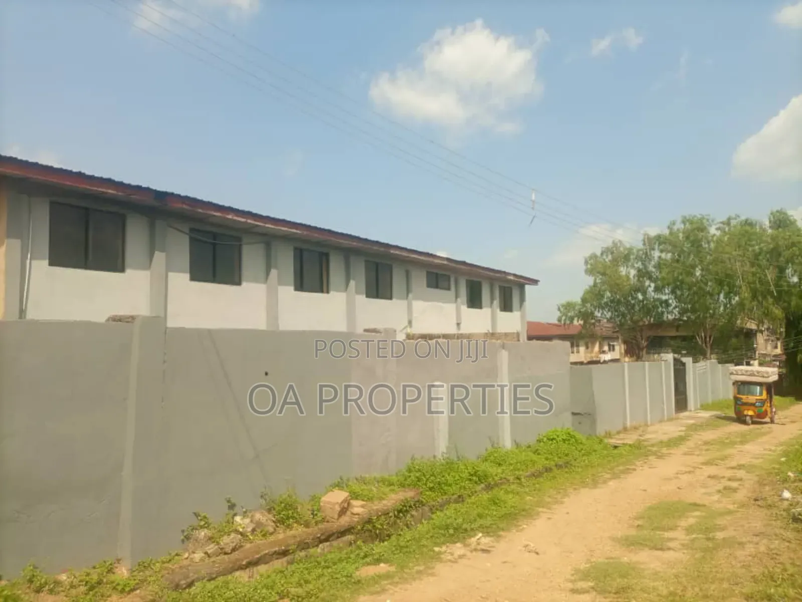 Commercial Building(Formally a School) 3 Plots, Fenced Gated 4sale in Ibadan