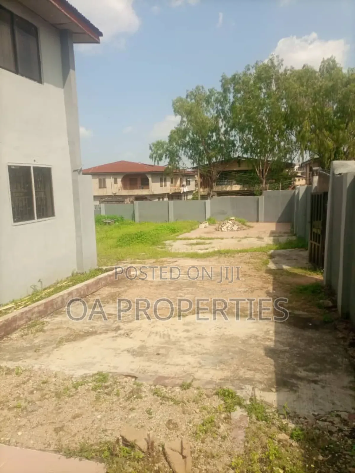 Commercial Building(Formally a School) 3 Plots, Fenced Gated 4sale in Ibadan