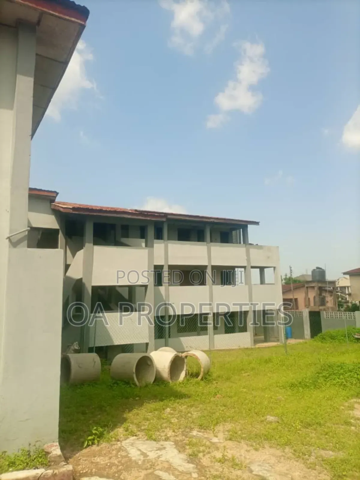 Commercial Building(Formally a School) 3 Plots, Fenced Gated 4sale in Ibadan