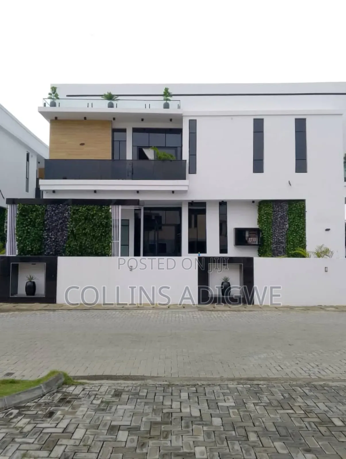 5bdrm Duplex in Chevron Area for sale in Chevron