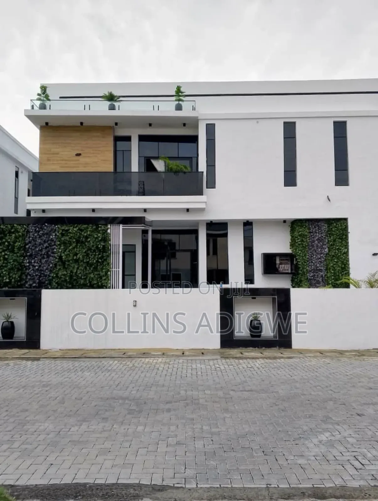 5bdrm Duplex in Chevron Area for sale in Chevron