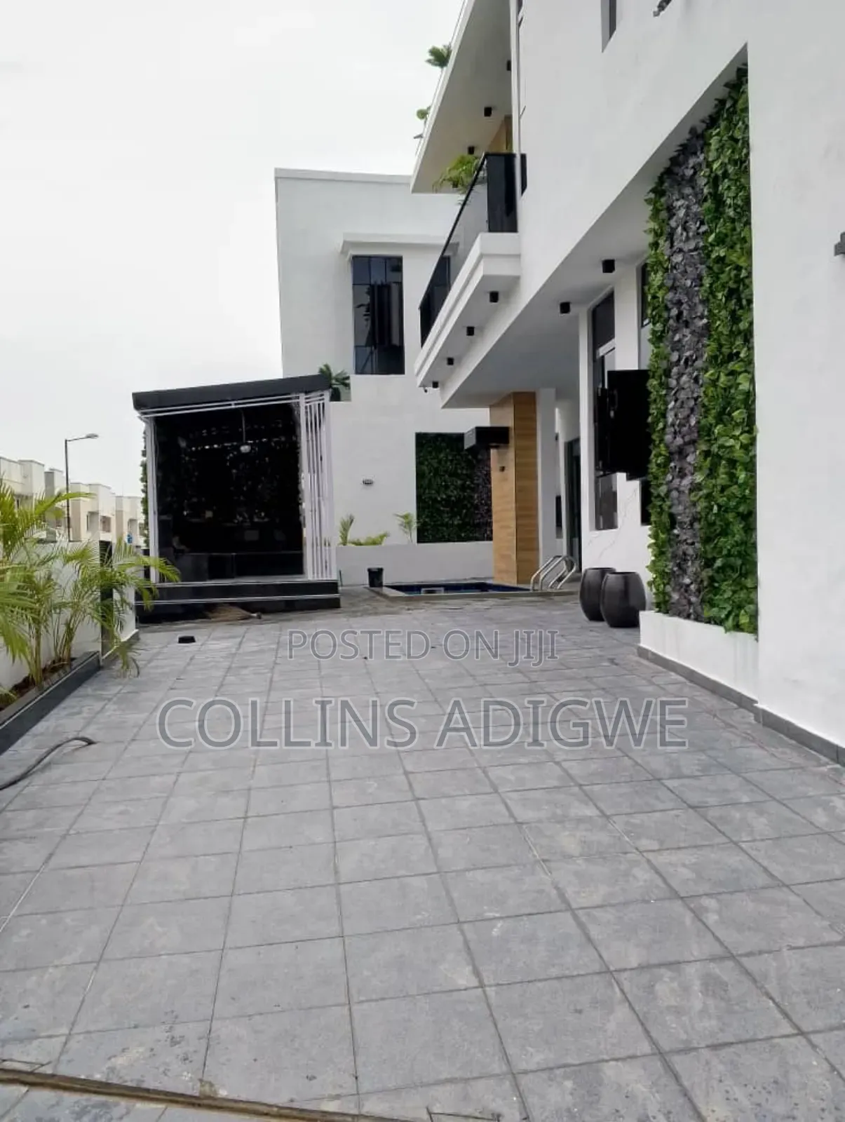 5bdrm Duplex in Chevron Area for sale in Chevron