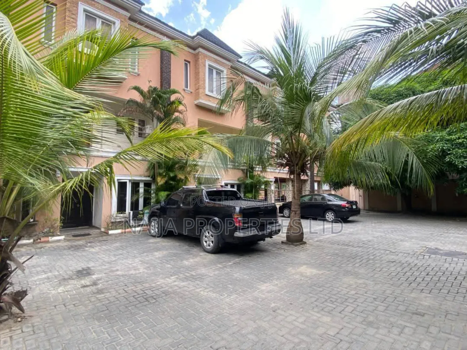 4bdrm Townhouse/Terrace in Osapa London, Lekki for sale in Lekki