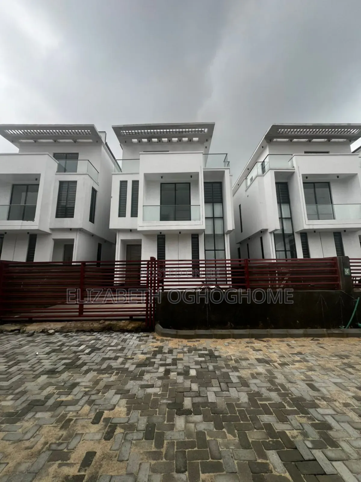5bdrm Duplex in Chevron for sale in Chevron