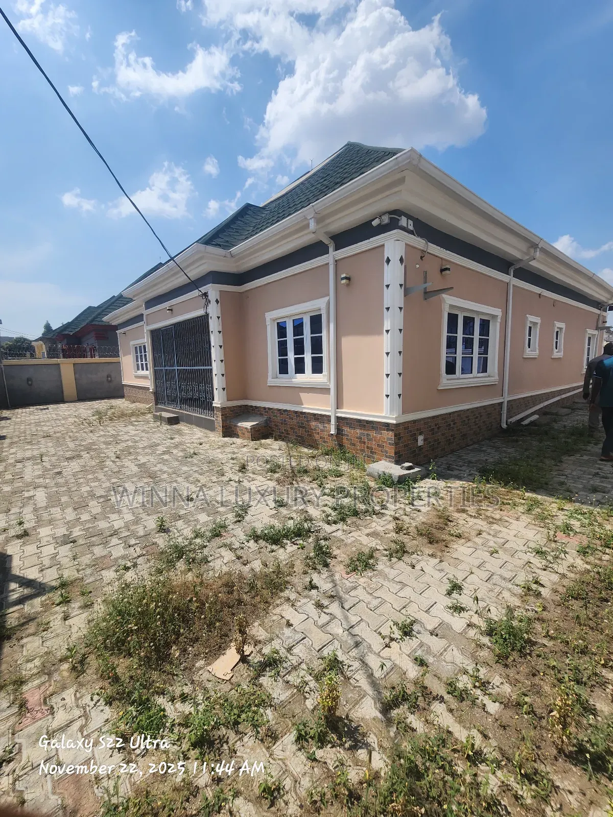 4bdrm Bungalow in In Na Estate Along, Lugbe District for sale in Lugbe District