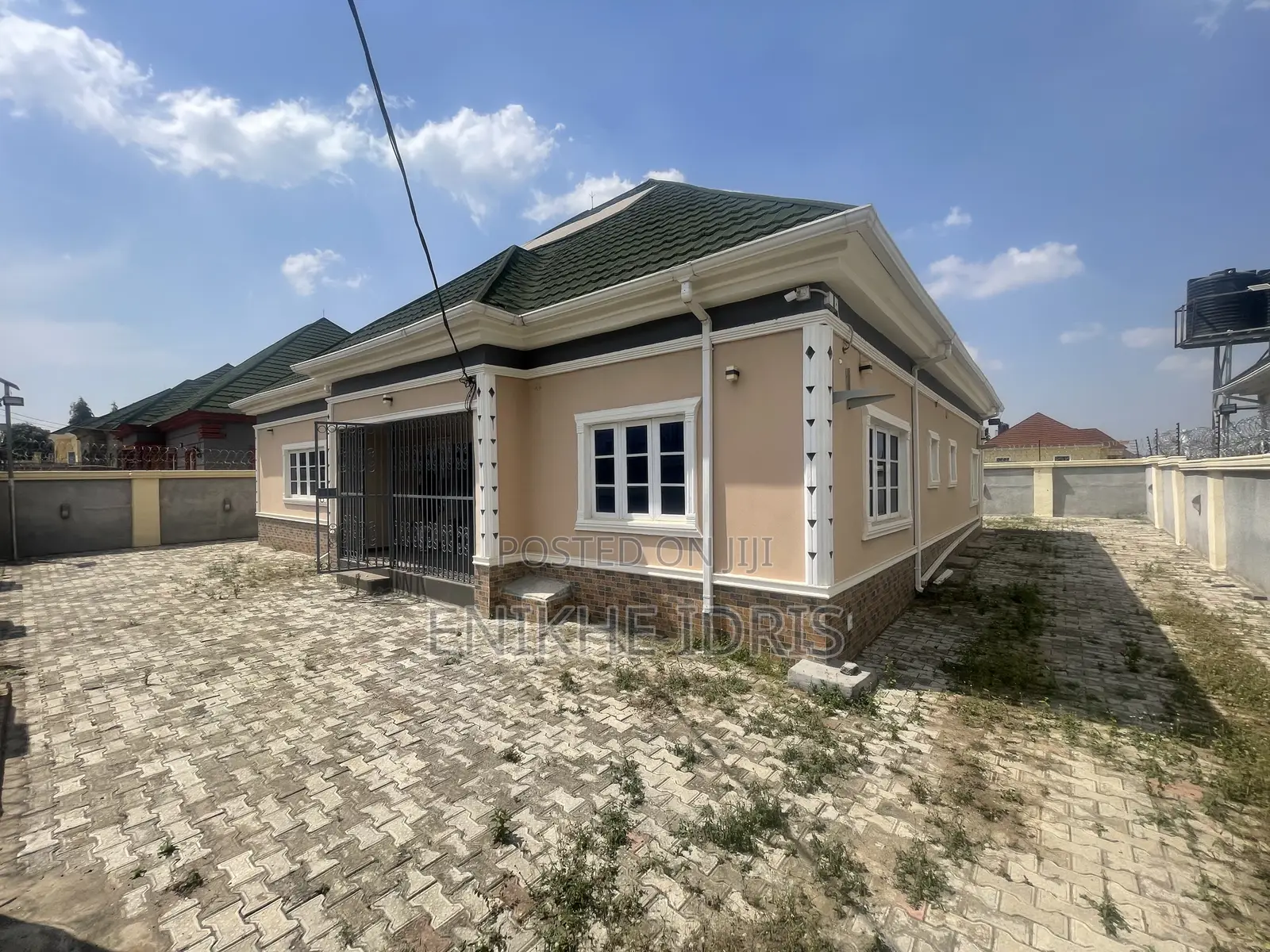 4bdrm Bungalow in Doctors Court, Sabon Lugbe for sale in Sabon Lugbe