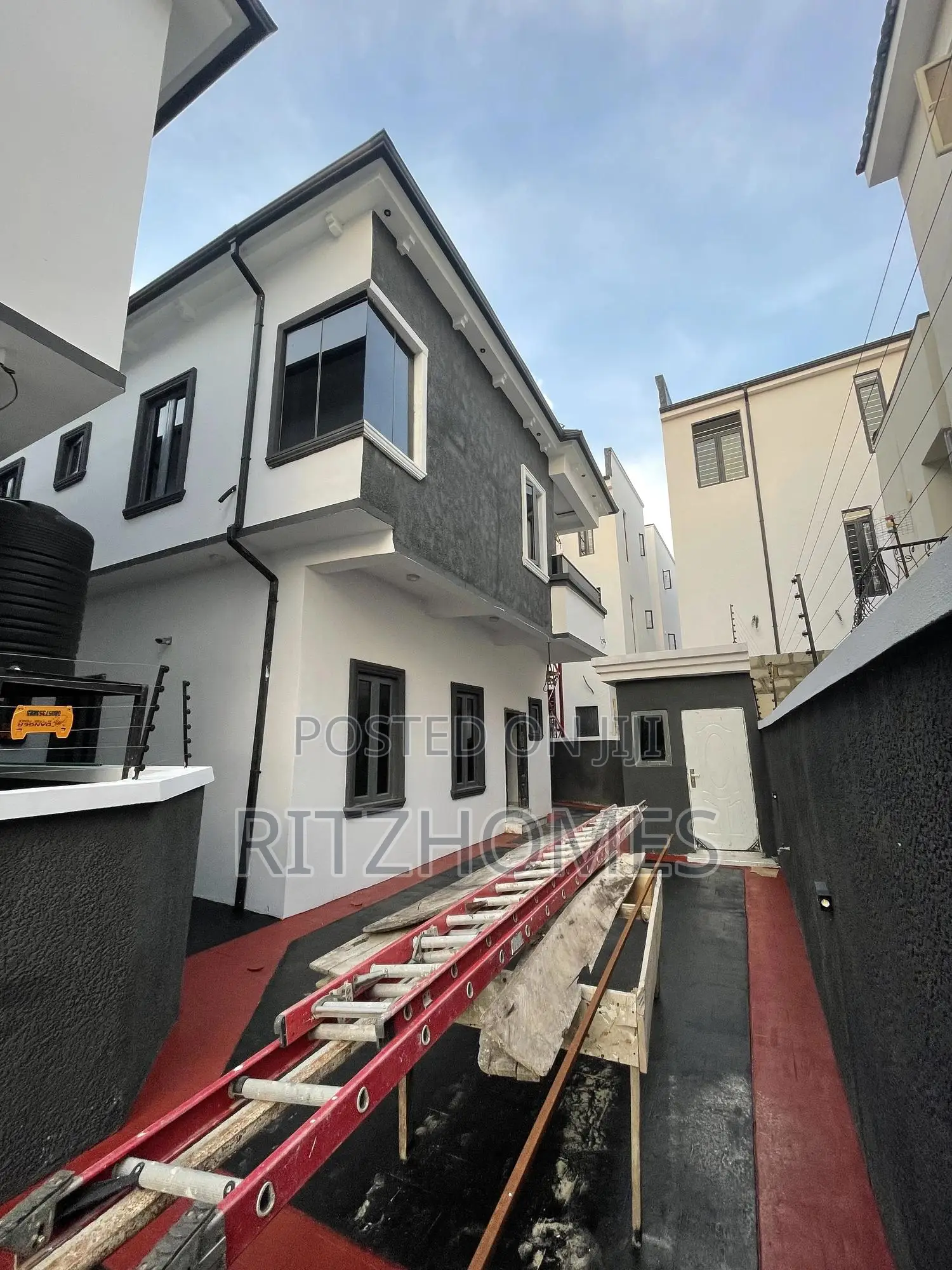 5bdrm Duplex in Agungi for sale in Agungi