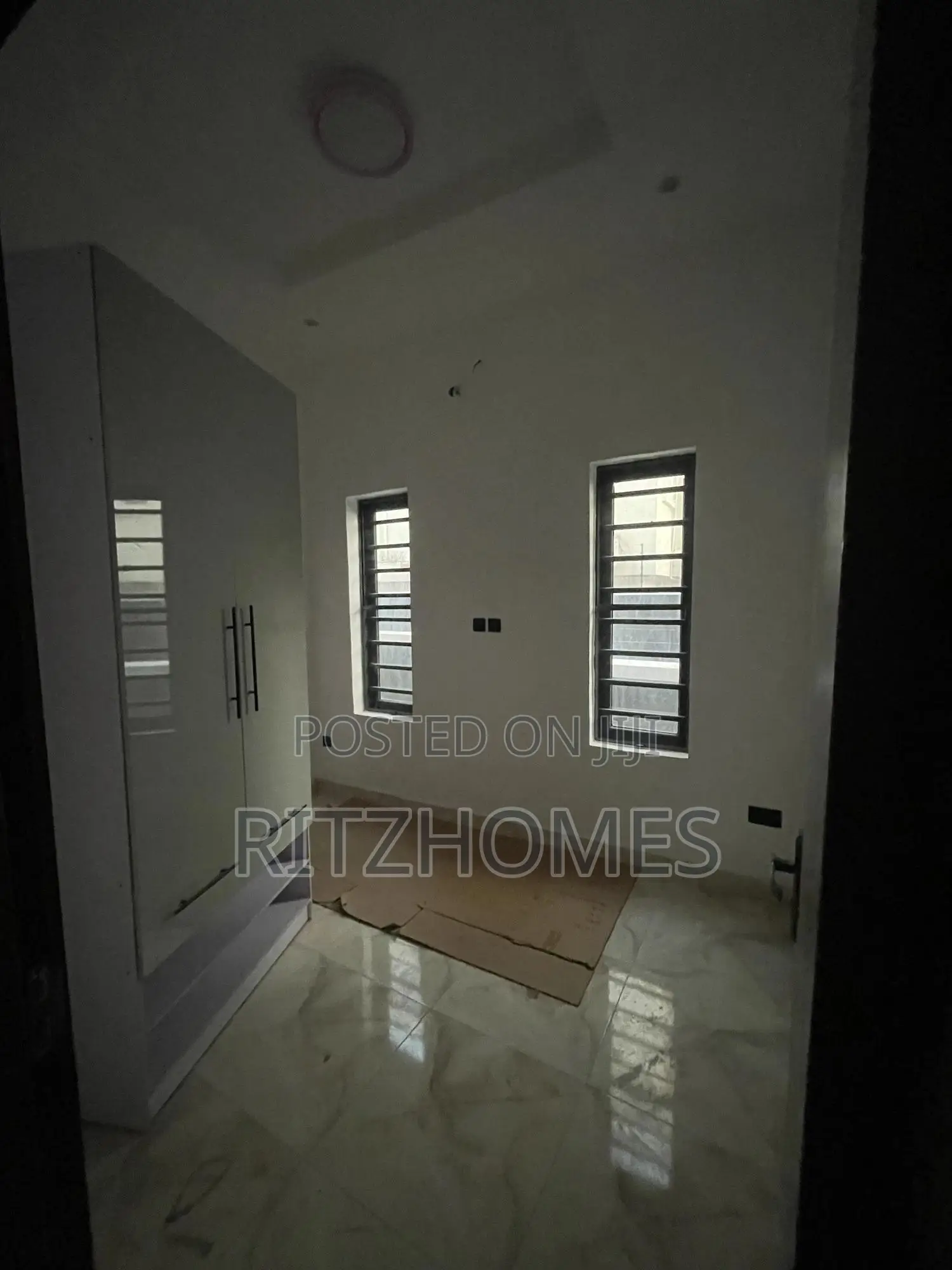 4bdrm Duplex in Agungi for sale in Agungi