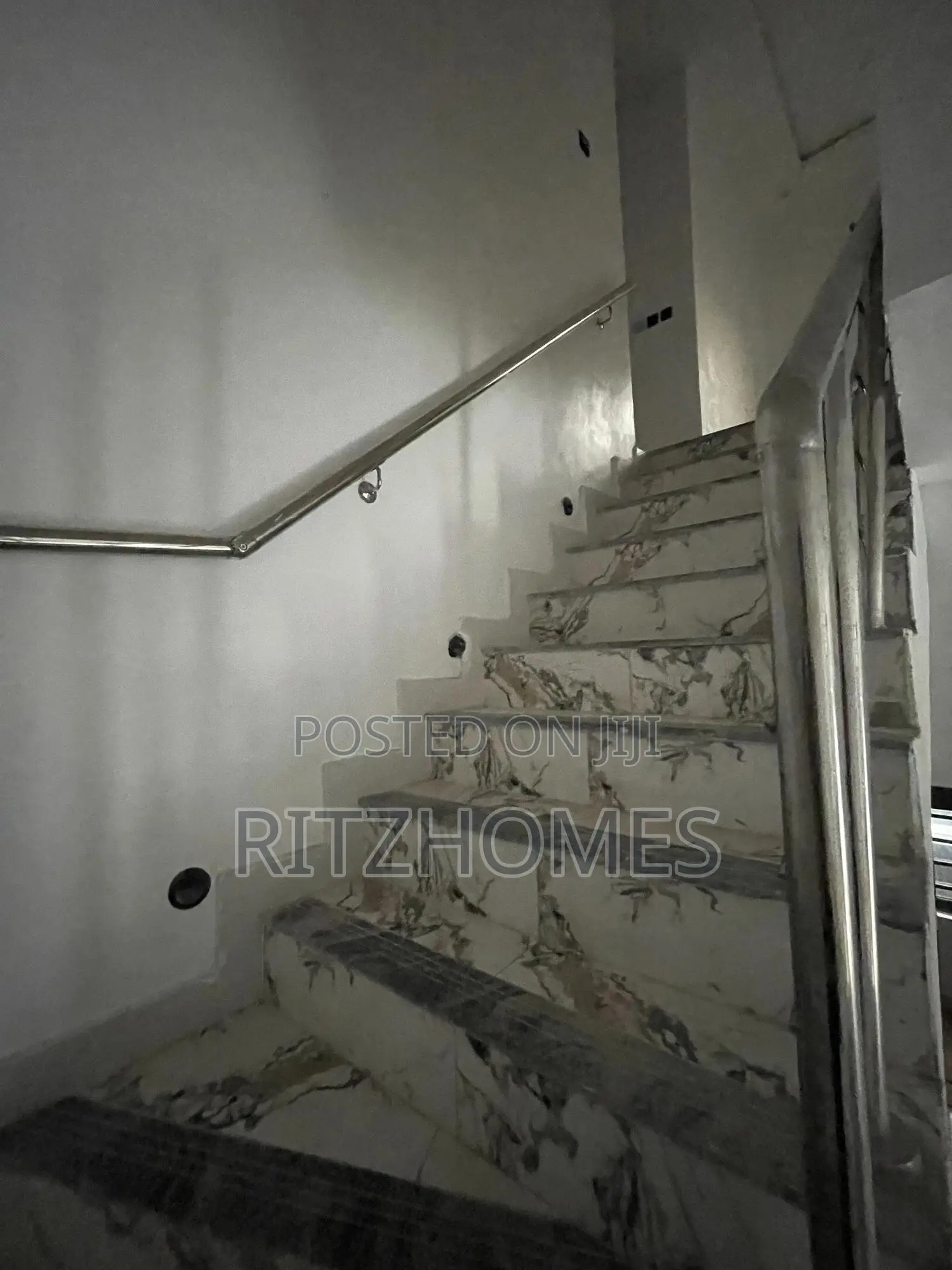 4bdrm Duplex in Agungi for sale in Agungi