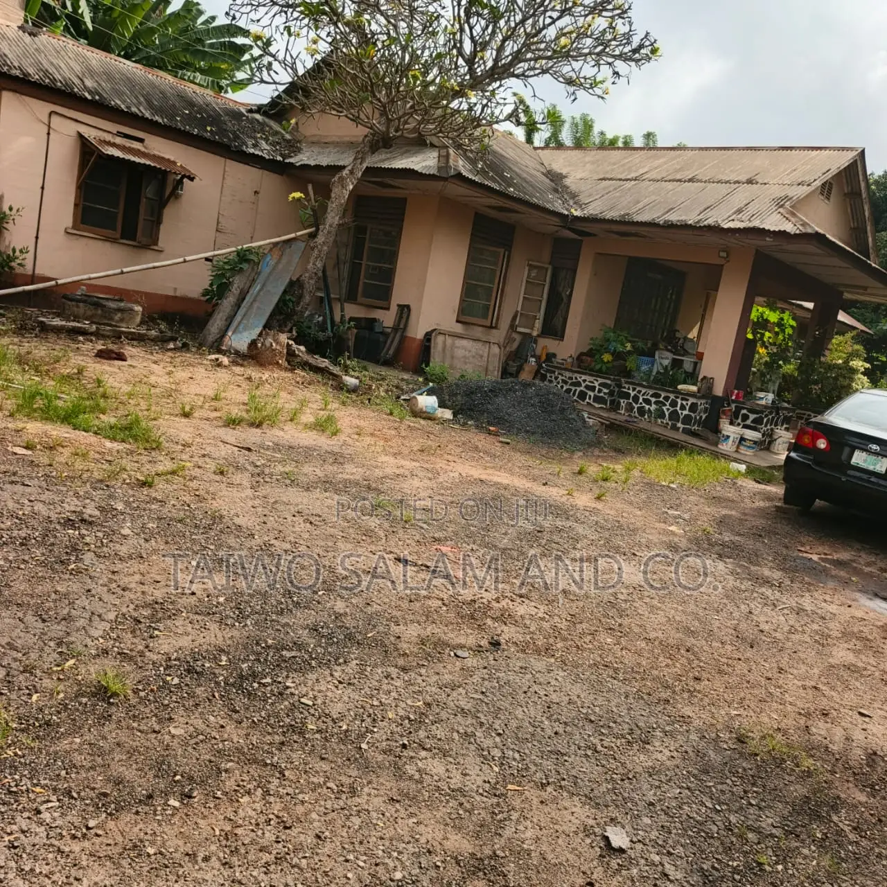Old Bungalow on 1000sqm of Land in Iyanganku