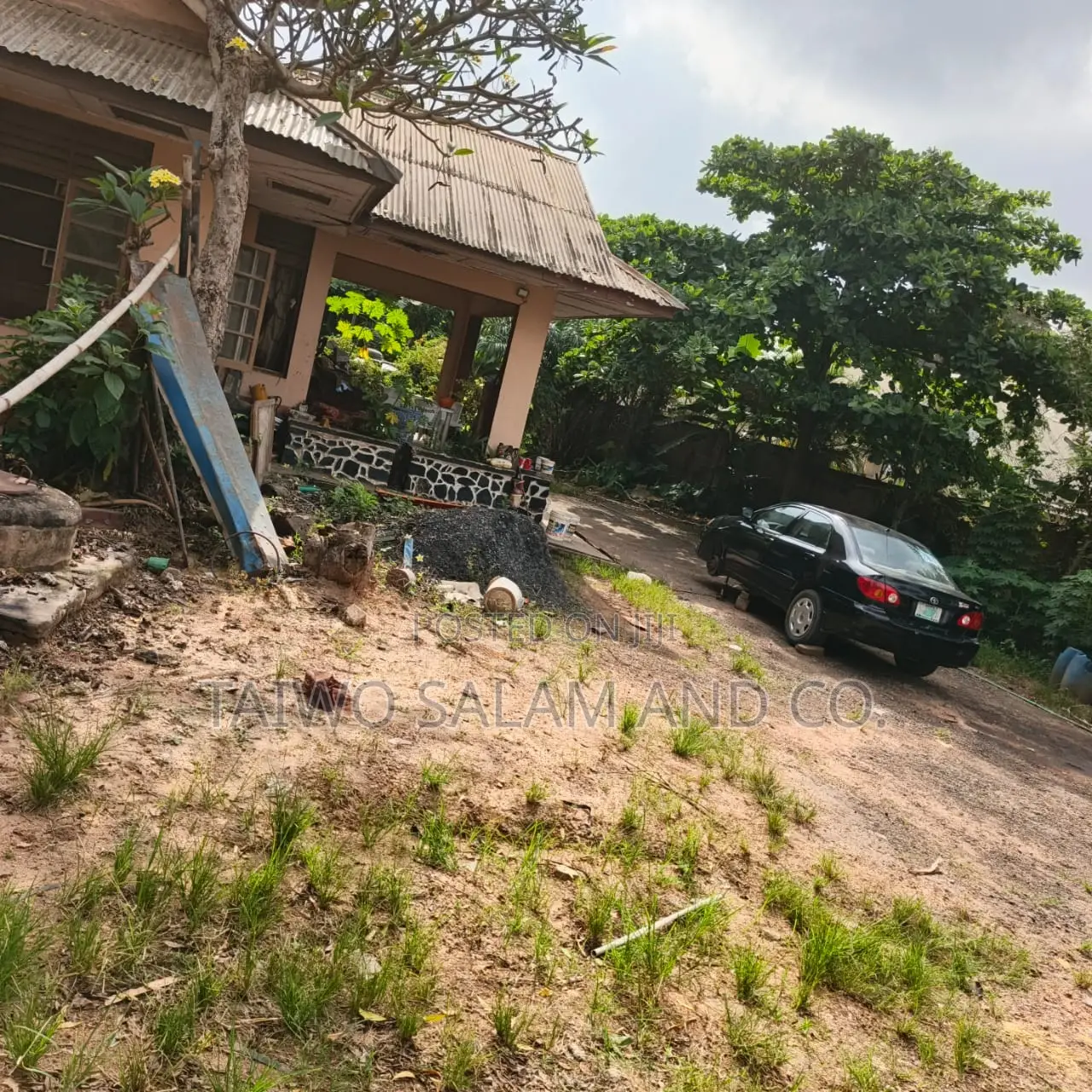 Old Bungalow on 1000sqm of Land in Iyanganku