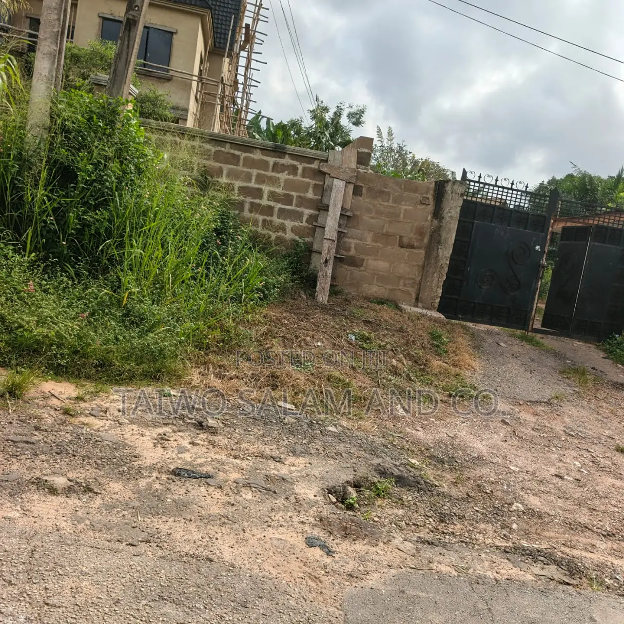 Old Bungalow on 1000sqm of Land in Iyanganku