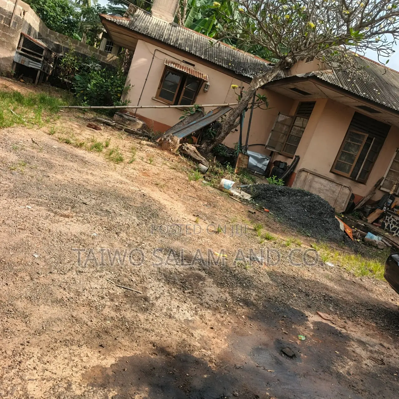 Old Bungalow on 1000sqm of Land in Iyanganku