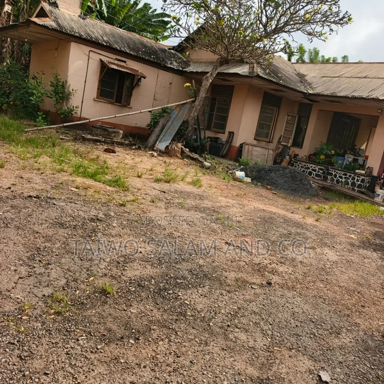 Old Bungalow on 1000sqm of Land in Iyanganku
