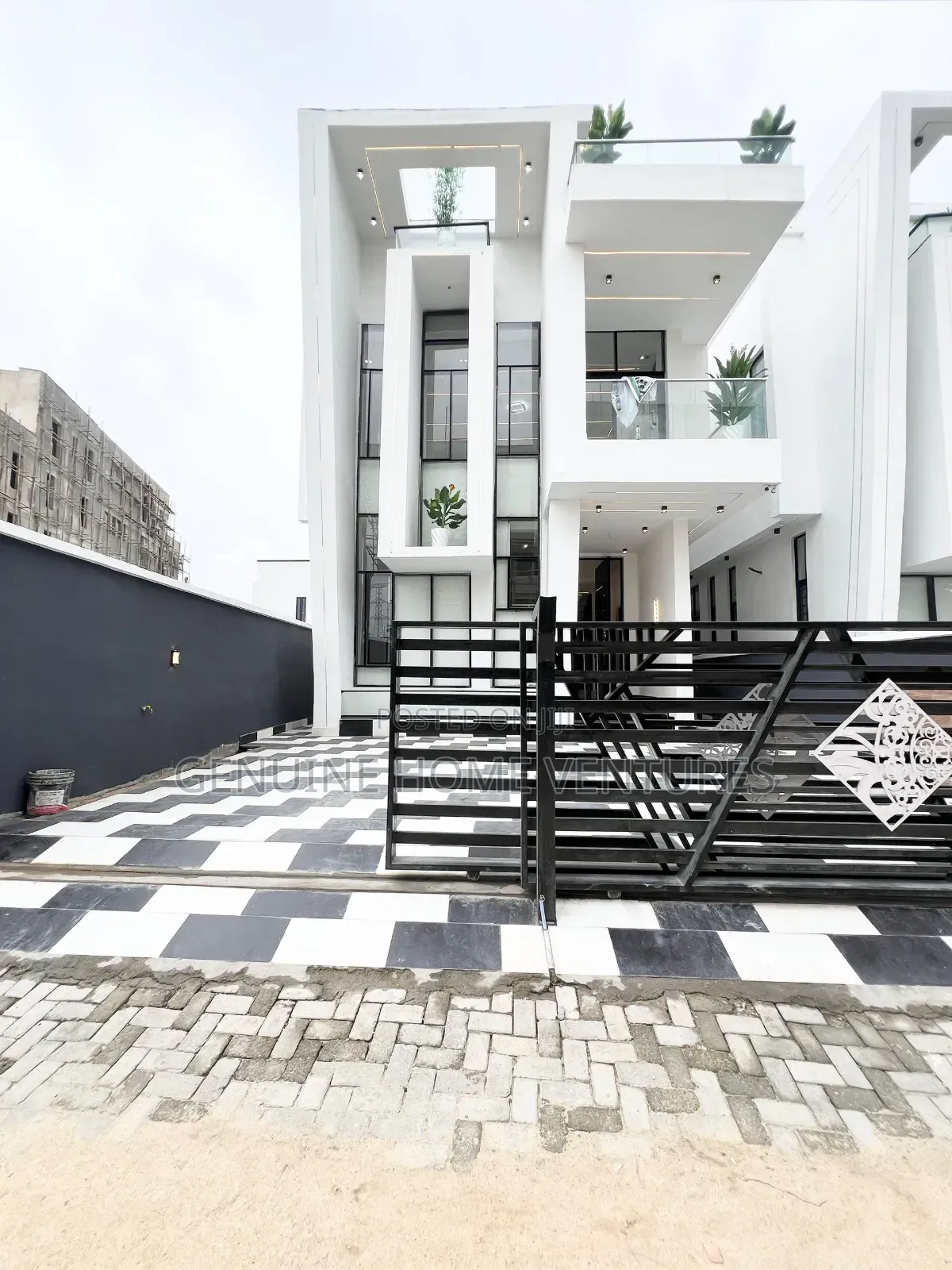 5bdrm Duplex in Chevron for sale in Chevron