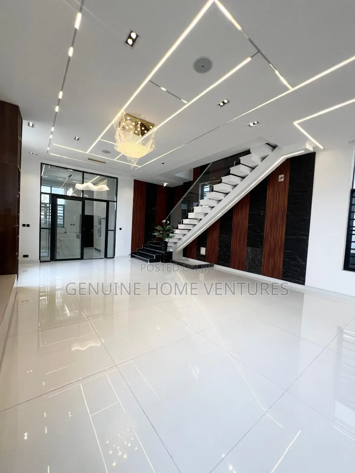 5bdrm Duplex in Chevron for sale in Chevron