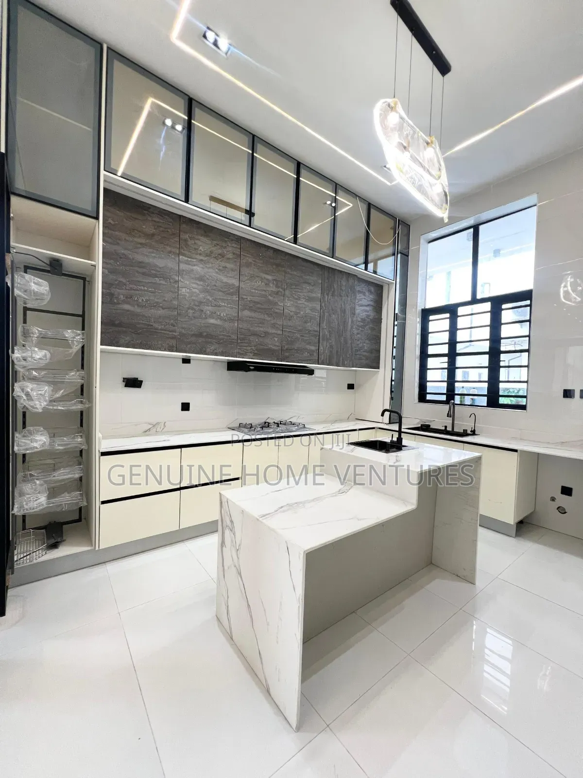5bdrm Duplex in Chevron for sale in Chevron